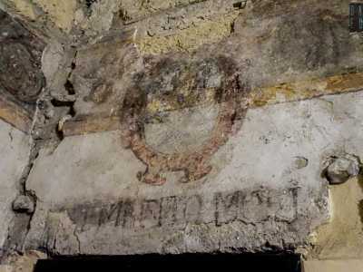 I muri conservano inoltre pennellate di vecchi affreschi, tra cui uno stemma nobiliare...